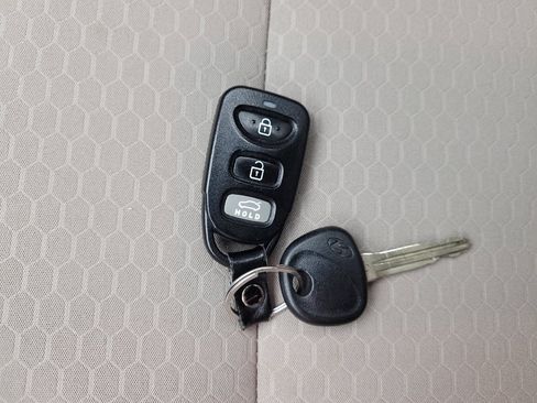 Used 2020 Hyundai Elantra SE w/ Winter Weather Package FWD image 32