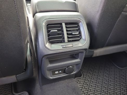 Used 2022 Volkswagen Tiguan SE w/ Panoramic Sunroof Package image 15