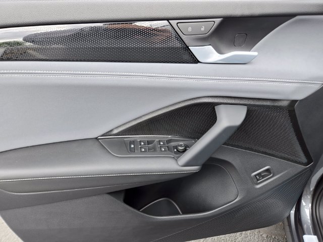 New 2026 Volkswagen Tiguan SE R-Line FWD image 10