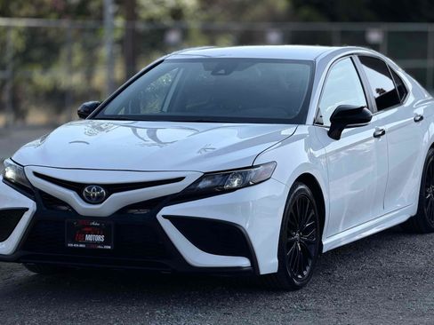 Used 2022 Toyota Camry SE FWD image 2