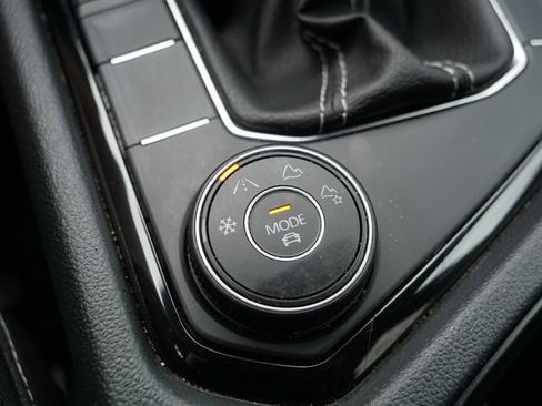 Certified 2024 Volkswagen Taos SE image 33