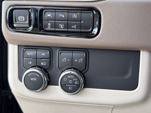 New 2026 GMC Yukon Denali w/ Sun & Power Step Package AWD/4WD image 19