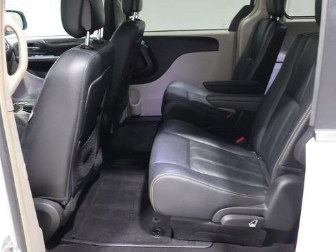 Used 2016 Chrysler Town & Country Touring FWD image 18