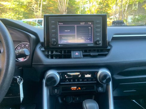 Used 2022 Toyota RAV4 LE image 27