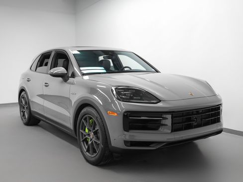 Used 2025 Porsche Cayenne E-Hybrid image 10
