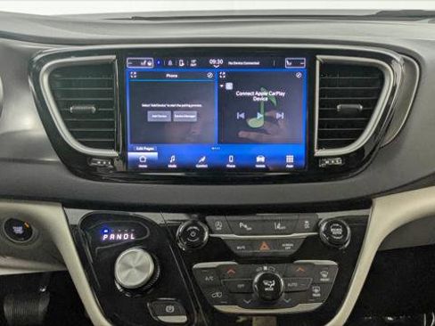 Used 2024 Chrysler Pacifica Touring-L image 28