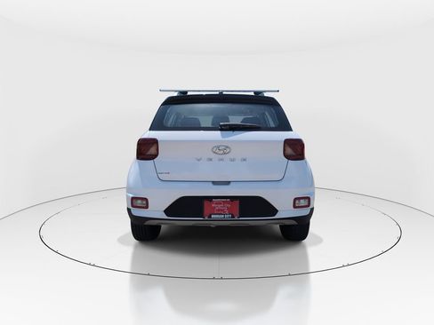 Used 2024 Hyundai Venue Limited FWD image 7