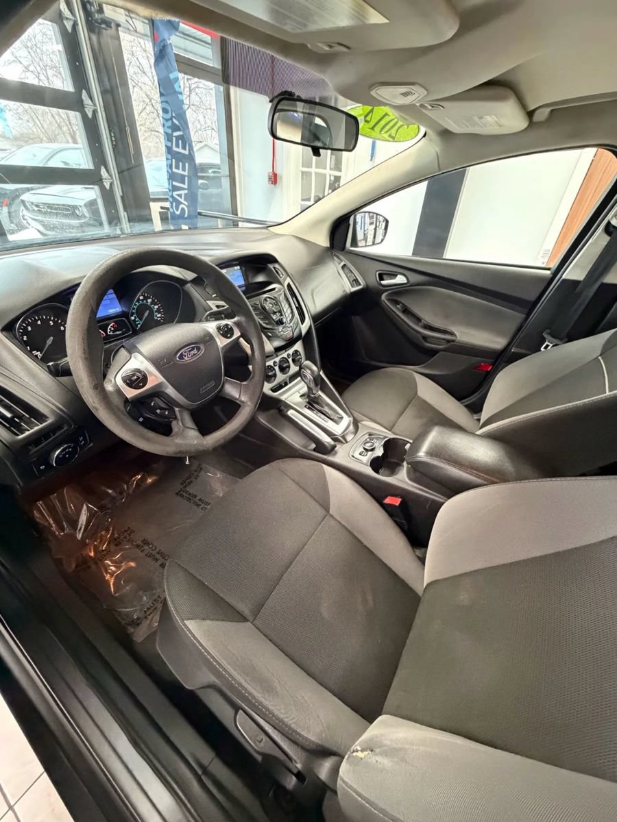 Used 2014 Ford Focus SE w/ SE Winter Package FWD image 11
