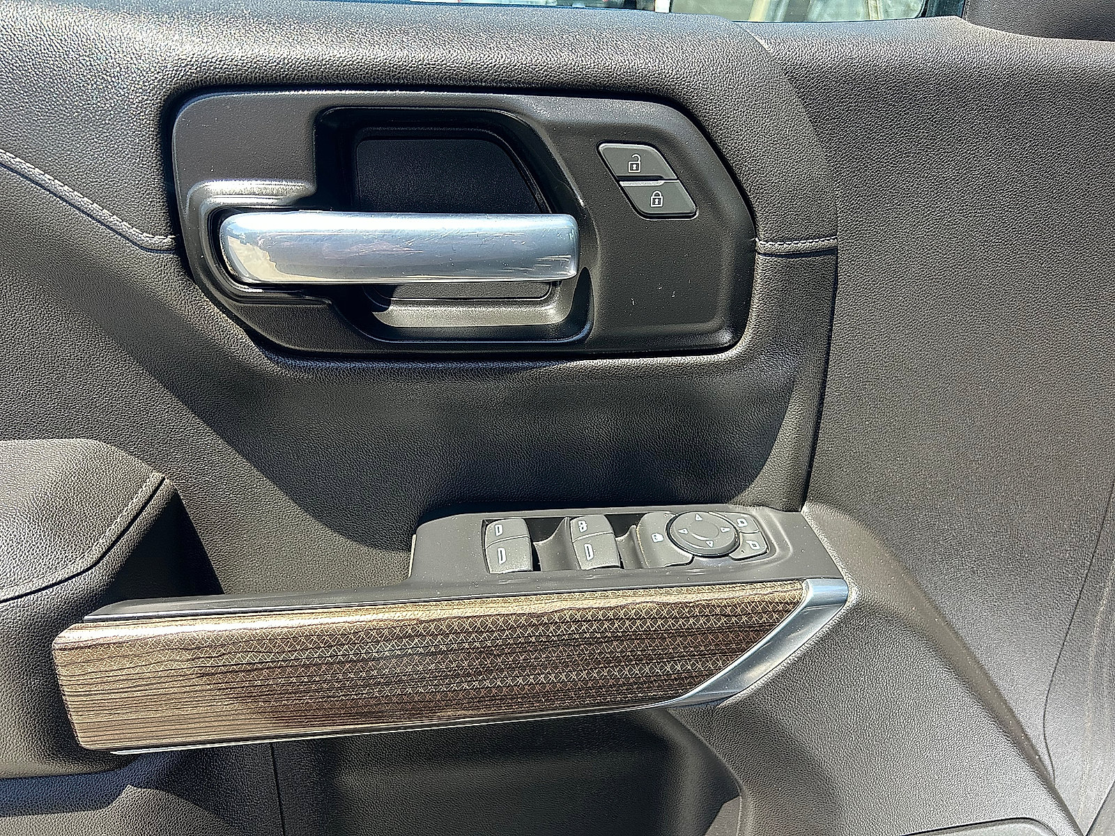 Used 2021 Chevrolet Silverado 1500 LT AWD/4WD image 11