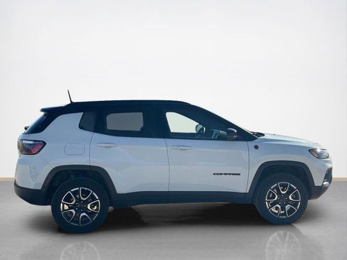Used 2025 Jeep Compass Trailhawk w/ Trailhawk Convenience Group image 9