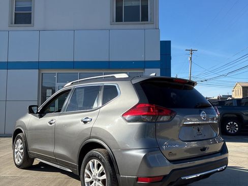 Used 2017 Nissan Rogue SV w/ SV Premium Package image 3