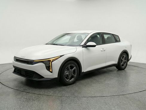 Used 2025 Kia K4 FWD image 3