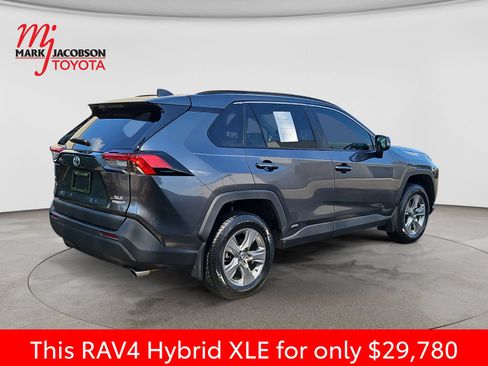 Used 2022 Toyota RAV4 XLE AWD/4WD image 9