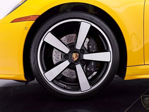 Used 2025 Porsche 911 Carrera RWD image 3