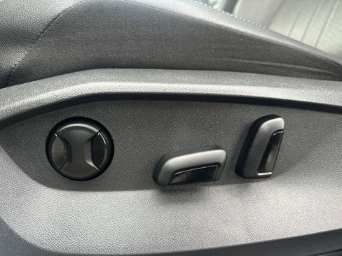 Used 2023 Volkswagen Tiguan SE w/ Panoramic Sunroof Package image 4