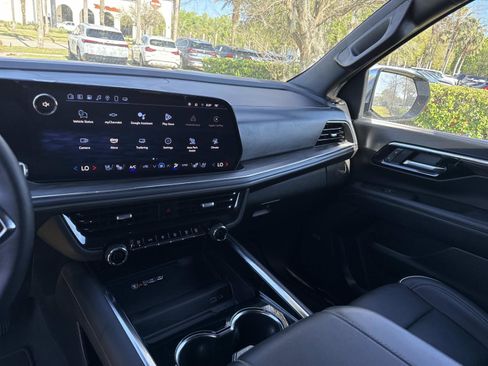 Used 2025 Chevrolet Suburban Premier RWD image 25