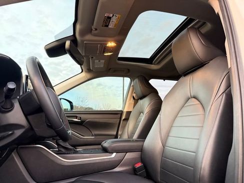 Used 2021 Toyota Highlander XLE image 23