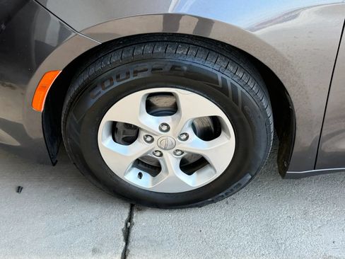 Used 2017 Chrysler Pacifica Touring-L Plus FWD image 48