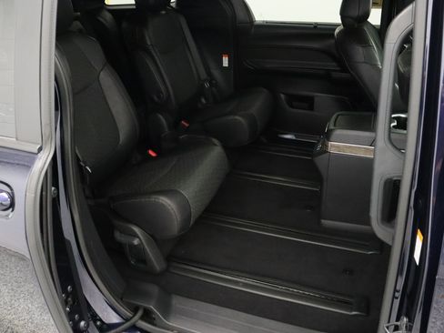 Used 2025 Toyota Sienna Platinum AWD/4WD image 40