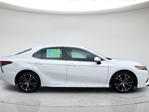 Used 2019 Toyota Camry SE w/ Carpet Mat Package FWD image 2