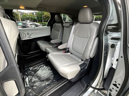 Used 2025 Toyota Sienna XLE FWD image 28