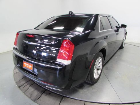 Used 2020 Chrysler 300 Touring image 7