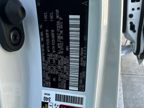 Used 2025 Toyota Sienna XLE w/ XLE Plus Package FWD image 8