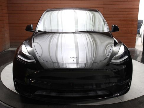 Used 2023 Tesla Model Y 2WD image 2