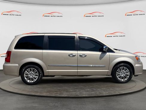 Used 2015 Chrysler Town & Country Touring-L w/ Driver Convenience Group FWD image 6
