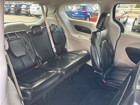 Used 2024 Chrysler Pacifica Touring-L image 18