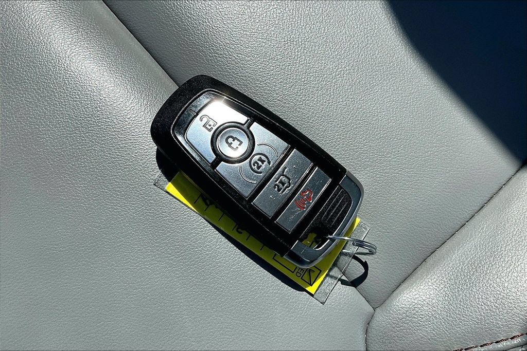 Used 2025 Ford Expedition Active RWD image 6