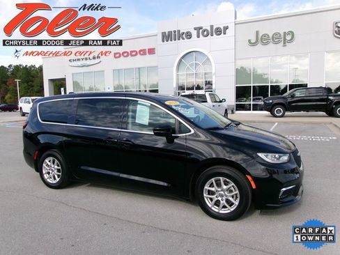 Used 2024 Chrysler Pacifica Touring-L image 1