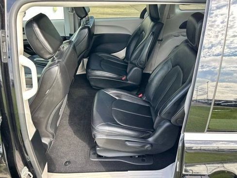 Used 2024 Chrysler Pacifica Limited FWD image 38