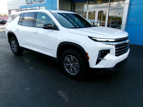 Used 2025 Chevrolet Traverse LT image 9