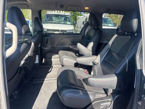 Used 2015 Toyota Sienna SE FWD image 3