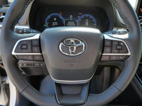 Certified 2025 Toyota Sienna Platinum FWD image 25