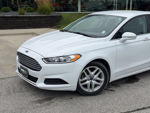 Used 2015 Ford Fusion SE FWD image 2