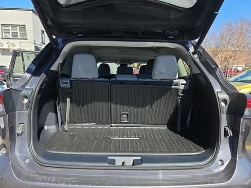 Used 2021 Toyota Highlander LE image 12
