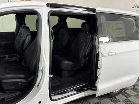 New 2026 Chrysler Voyager LX image 23