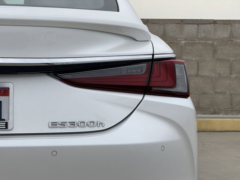 Certified 2023 Lexus ES 300h w/ Premium Package image 12