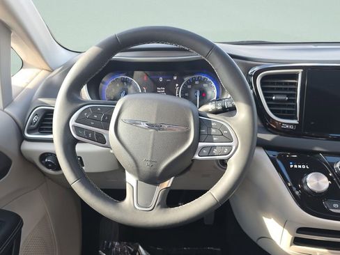 Used 2023 Chrysler Pacifica Touring-L FWD image 12