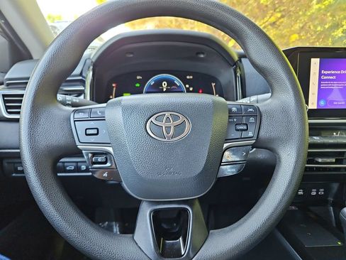 Used 2025 Toyota Camry LE FWD image 10