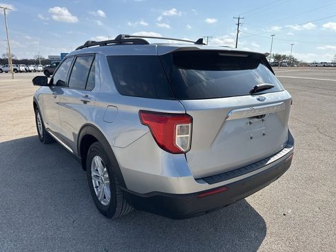 Used 2021 Ford Explorer XLT image 3