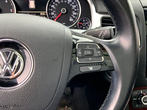 Used 2014 Volkswagen Touareg TDI image 25