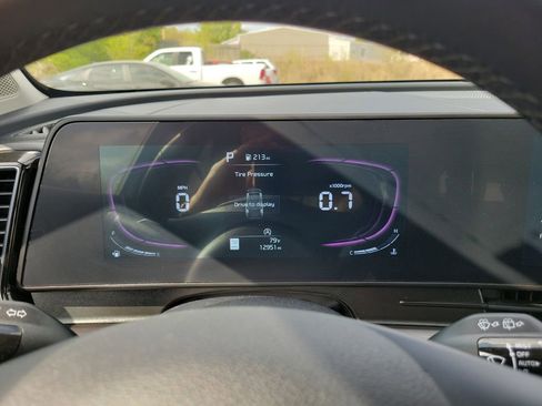 Used 2025 Kia Sportage EX image 12