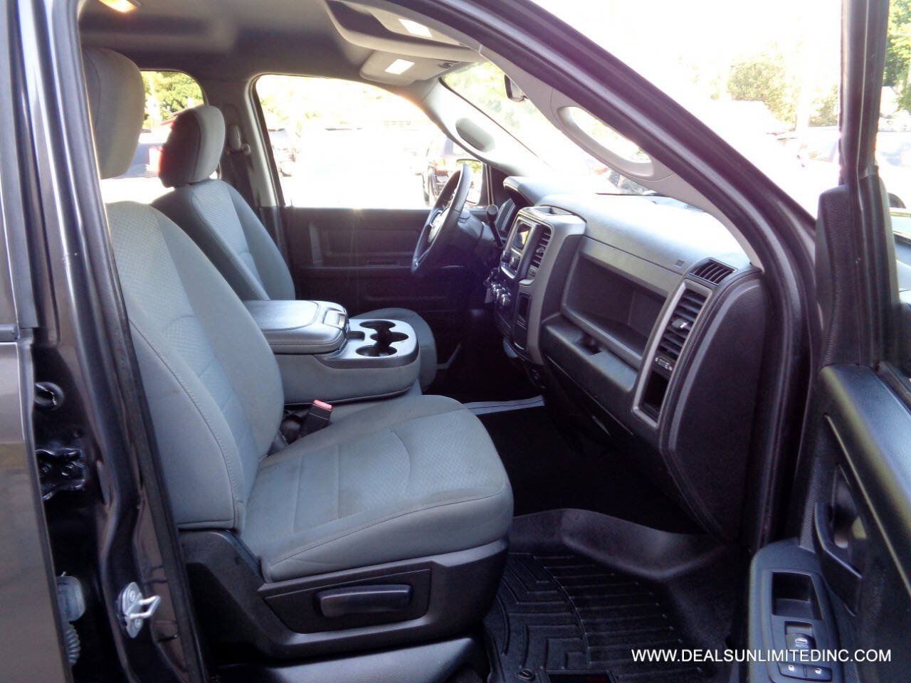 Used 2018 RAM 1500 ST w/ SXT Appearance Group AWD/4WD image 18