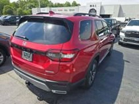 Used 2025 Honda Pilot Touring image 9