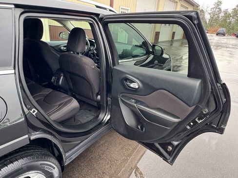 Used 2015 Jeep Cherokee Latitude image 32