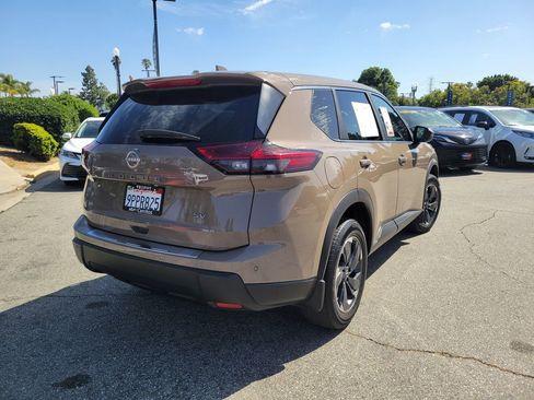 Used 2024 Nissan Rogue SV FWD image 3