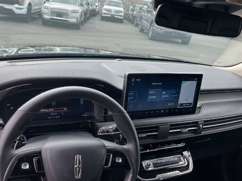 Used 2023 Lincoln Corsair AWD image 7